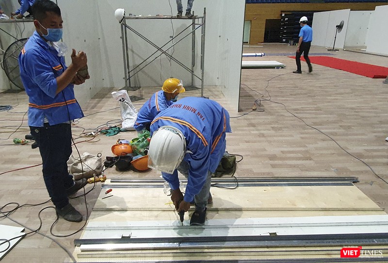 Các công nhân đang nỗ lực thi công ở bên trong Các công nhân đang nỗ lực thi công ở bên trong