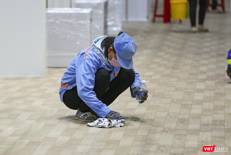 Công nhân vệ sinh tỉ mỉ lau chùi