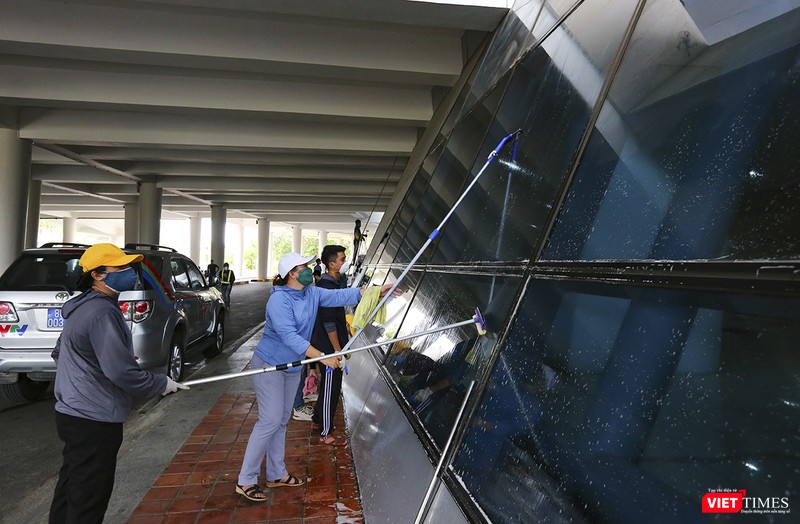 Công nhân vệ sinh bắt đầu vệ sinh phía bên ngoài "bệnh viện".