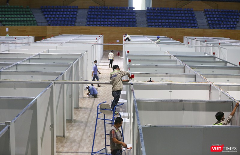 Công nhân lắp đặt thiết bị điện