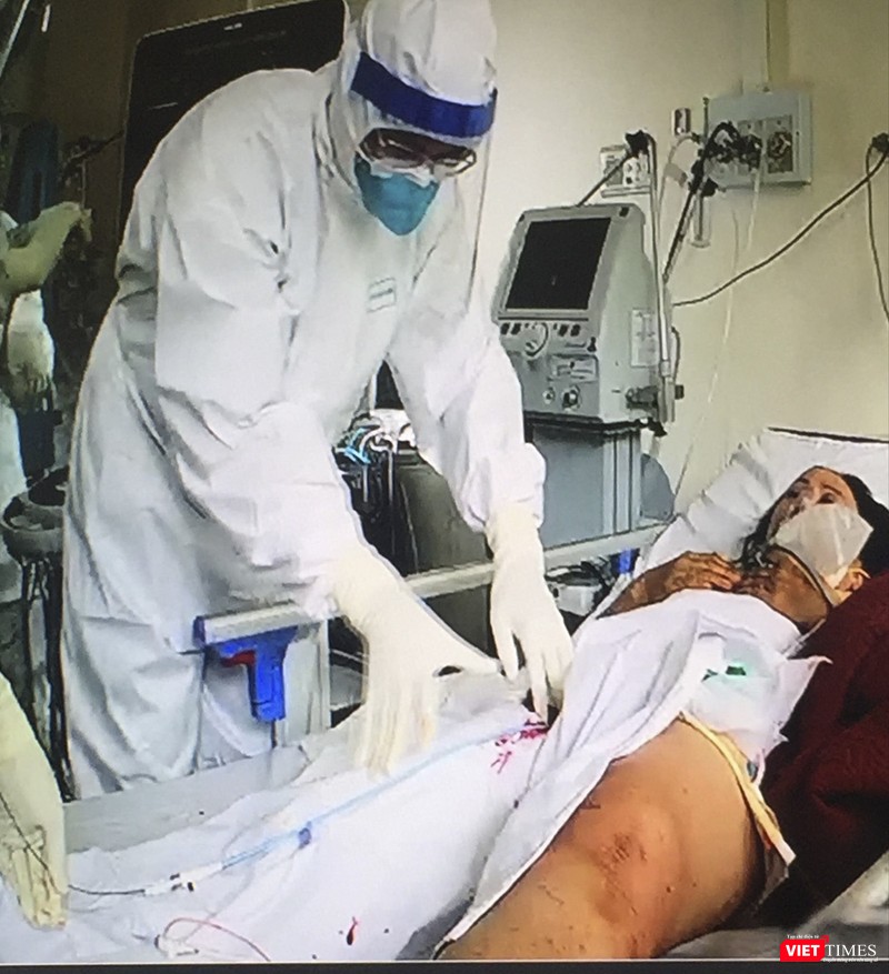 Ê kíp bác sĩ tiến hành can thiệp đặt filter tĩnh mạch chủ dưới cho bệnh nhân