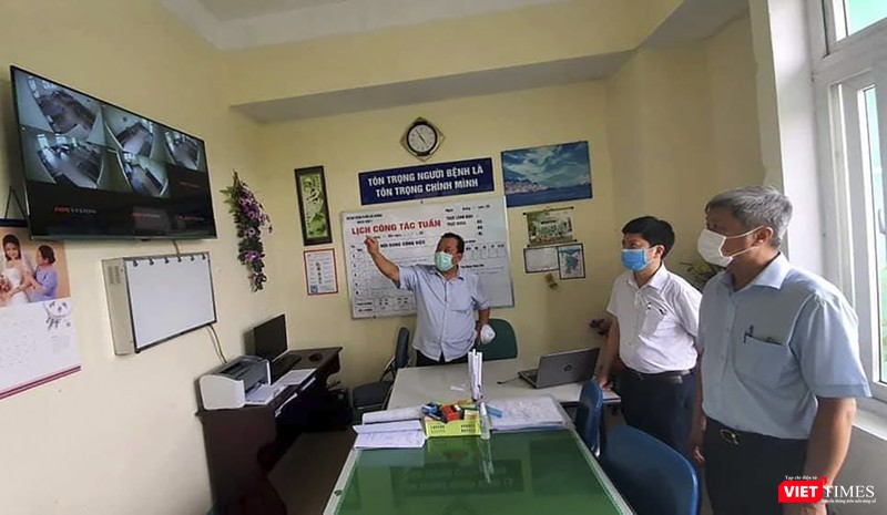 Thứ trưởng Bộ Y tế Nguyễn Trường Sơn cùng Bác sĩ Nguyễn Trọng Khoa giám sát lắp đặt trang thiết bị phòng chống dịch tại Bệnh viện Phổi Đà Nẵng.