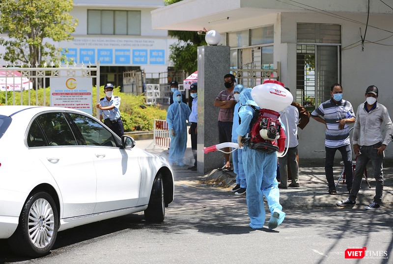 Xe ra vào bệnh viện đều được phun thuốc khử trùng Xe ra vào bệnh viện đều được phun thuốc khử trùng