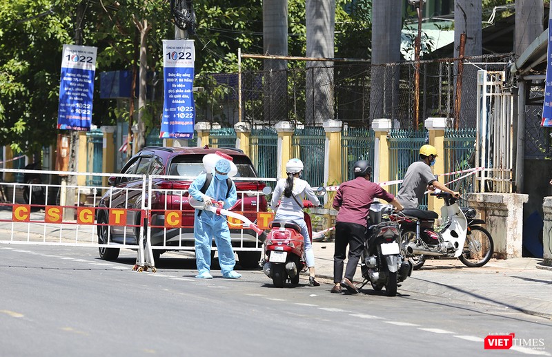 Nhân viên được ra vào bằng lối riêng Nhân viên được ra vào bằng lối riêng