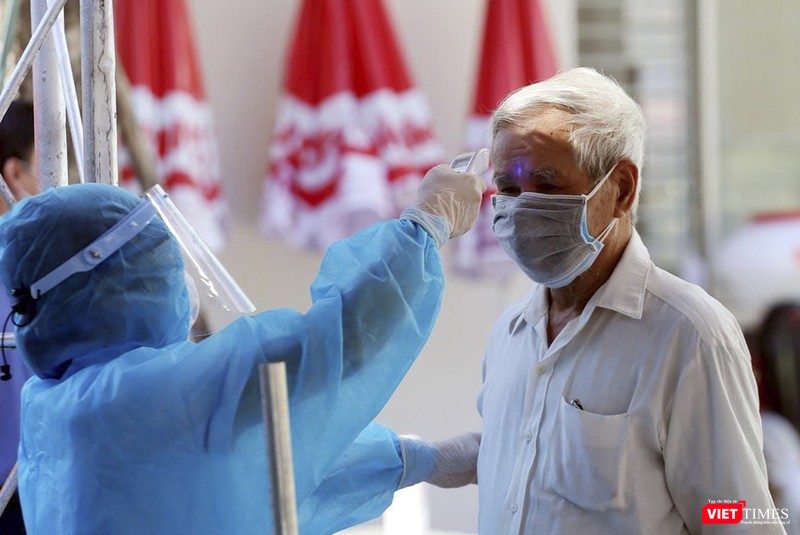 Kiểm tra thân nhiệt và khai báo y tế