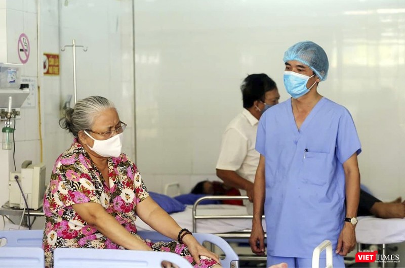 TS. BS Nguyễn Tấn Dũng (Phó Giám đốc Bệnh viện C Đà Nẵng) thăm, động viên người bệnh tại Khoa Cấp cứu.