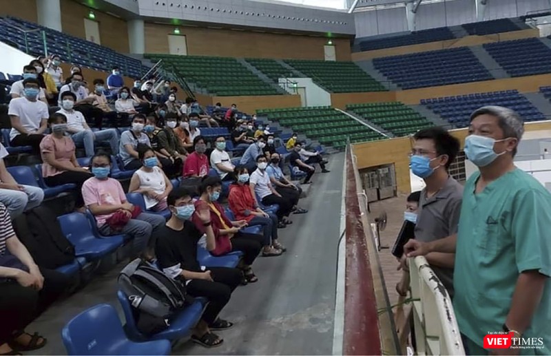 Thứ trưởng Bộ Y tế Nguyễn Trường Sơn tại buổi trò chuyện với các sinh viên tình nguyện làm việc tại Bệnh viện dã chiến Tiên Sơn