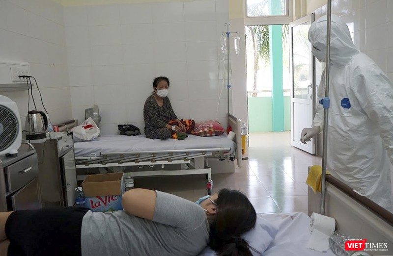 Thăm hỏi, động viên các bệnh nhân Thăm hỏi, động viên các bệnh nhân