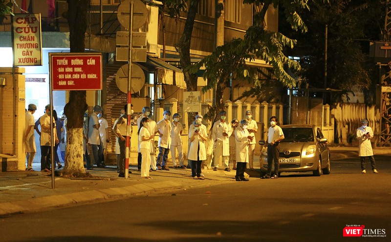 Cổng Bệnh viện Chỉnh hình - Phục hồi chức năng Đà Nẵng rất đông bác sỹ