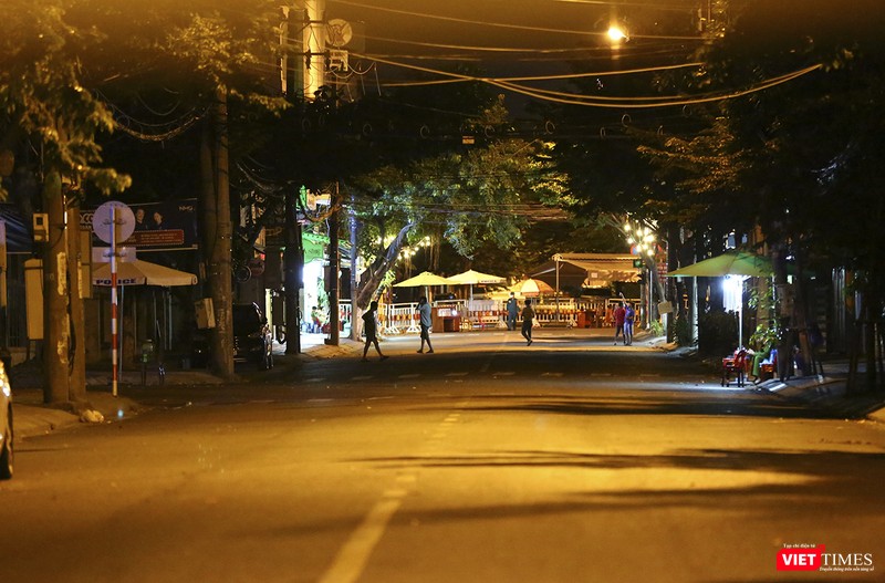 0h ngày 11/8, người dân trên các tuyến đường bắt đầu ra đường, đón chờ thời khắc cả khu dân cư được tháo dỡ lệnh phong tỏa.