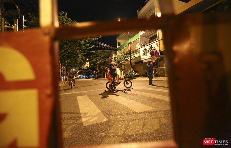 Phía bên kia rào chắn