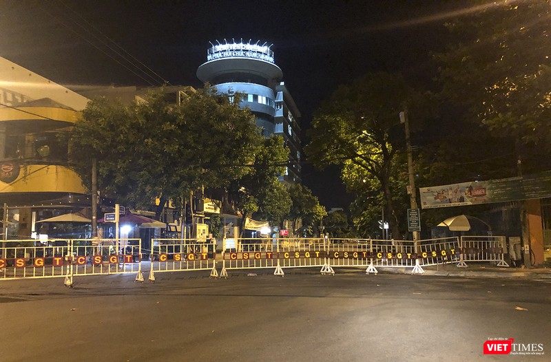 23h30 ngày 10/8, các con phố vẫn vắng lặng, chỉ có lực lượng chức năng tại các chốt làm việc như thường lệ.
