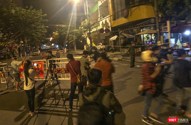 Đúng 0h15 ngày 11/8, các rào chắn được tháo dỡ