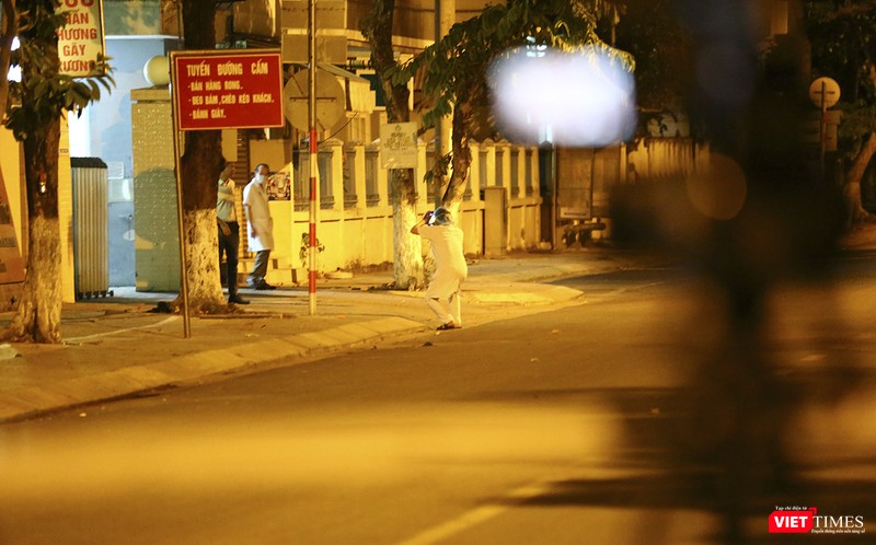 Các bác sỹ bệnh Bệnh viện Chỉnh hình - Phục hồi chức năng cũng bắt đầu tập trung trước cổng bệnh viện để lưu lại khoảnh khắc đáng nhớ này.