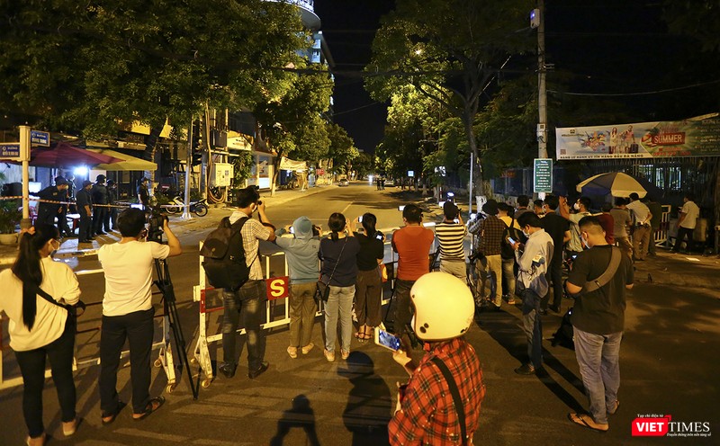 Báo chí từ phía bên này rào chắn