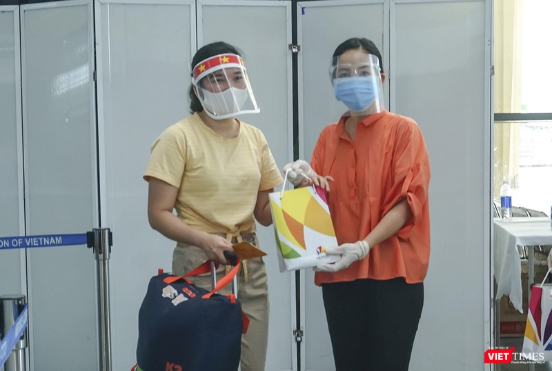 Ảnh: Những du khách mắc kẹt vì dịch COVID-19 bắt đầu rời  Đà Nẵng 