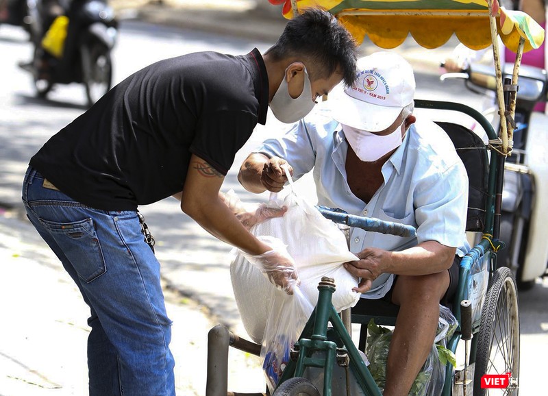 Các nhân viên ân cần