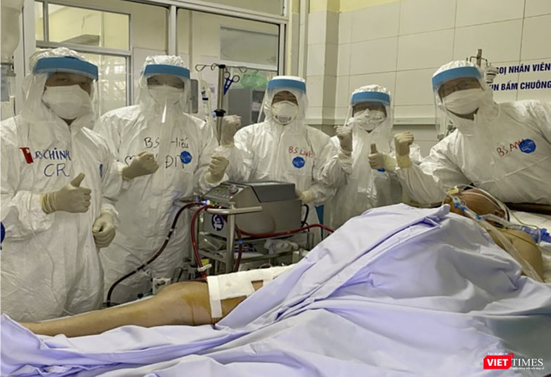 E kíp bác sĩ điều trị bên bệnh nhân 852