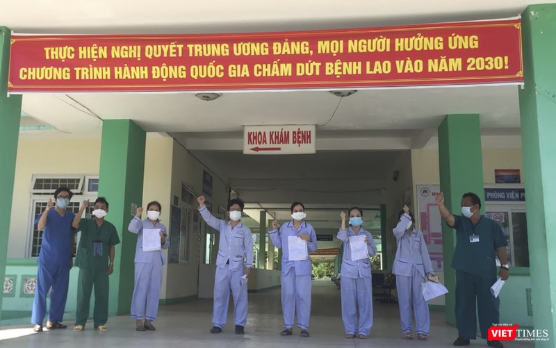 Các bệnh nhân COVID-19 được Bệnh viện Phổi Đà Nẵng cho ra viện hôm 17/8