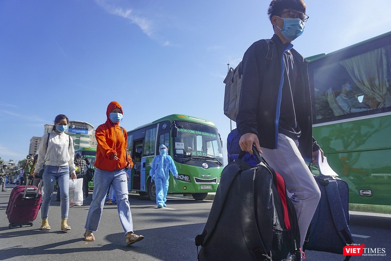 Người dân Quảng Ngãi lên xe về quê sau gần 1 tháng "mắc kẹt" ở Đà Nẵng do dịch COVID-19