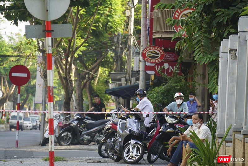 Phụ huynh đứng phía bên kia rào chắn chờ các thi sinh