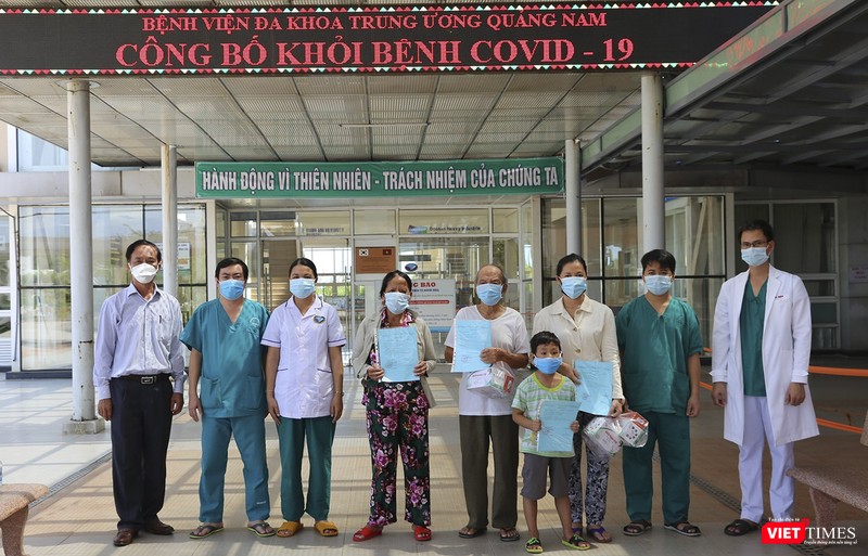 4 bệnh nhân COVID-19 ở Quảng Nam vừa được Bệnh viện Đa khoa Trung ương Quảng Nam công bố khỏi bệnh và xuất viện vào sáng ngày 5/9