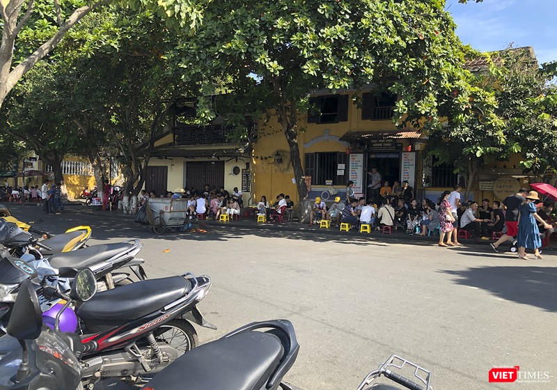 Tại một góc phố khác, gần Chùa Câu, không khí nhộn hẵn khi rất đông các bạn trẻ tập trung tại đây uống cà phê, tận hưởng sự yên bình của Hội An