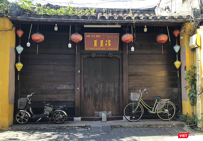 Nhiều của hàng vẫn cửa đóng then cài