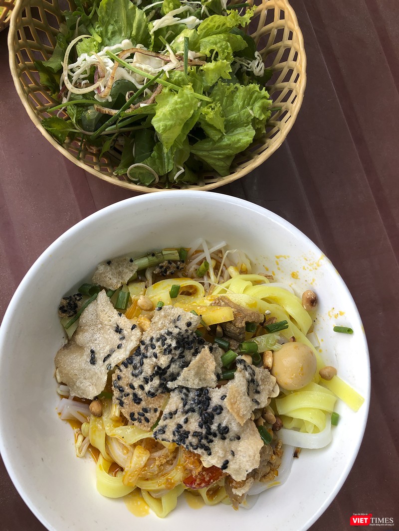 Đến Hội An là phải ăn một tô mỳ quản hoặc cao lầu