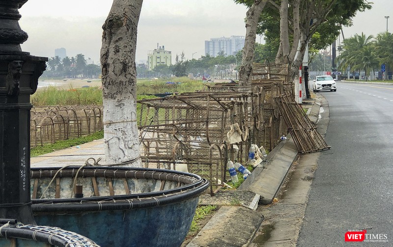 Các lồng lưới cũng được kéo lên bờ để tránh bão