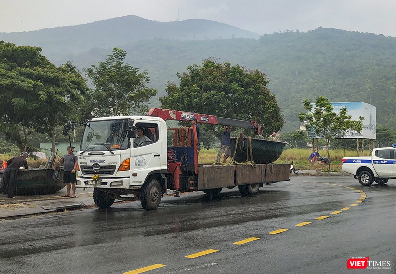 Tại khu vực biển Mân Thái, đường Hoàng Sa (quận Sơn Trà), tàu thuyền được cẩu lên bờ