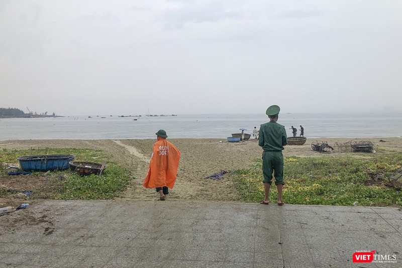 Lực lượng biên phòng đi kiểm tra việc đưa tàu thuyền lên bờ an toàn