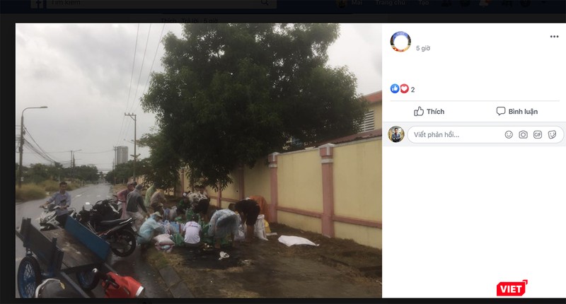 Người dân đến lấy cát miễn phí tại điểm tập kết Người dân đến lấy cát miễn phí tại điểm tập kết