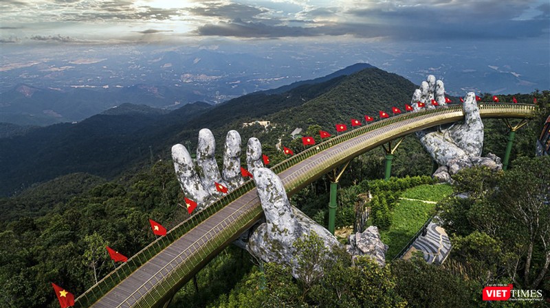 Cầu Vàng trên Khu du lịch Sun World Bà Nà Hills (Đà Nẵng) được cắm cờ để du khách có thể check-in