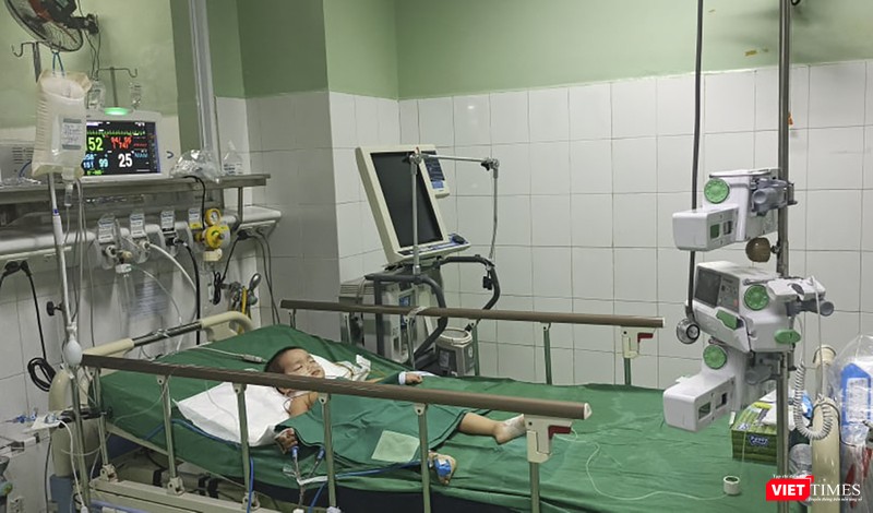 Sau 2 ngày phẫu thuật, bệnh nhi được chuyển đến Khoa hồi sức sau mỗ với tình trạng sức khỏe tốt, huyết động ổn định và ăn được sữa bằng đường miệng