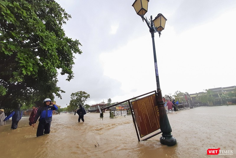 Đường Bạch Đằng chìm trong nước