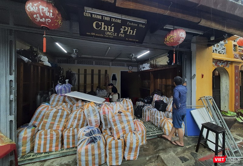 Người dân hối hả thu dọn đồ đạc để chạy lũ