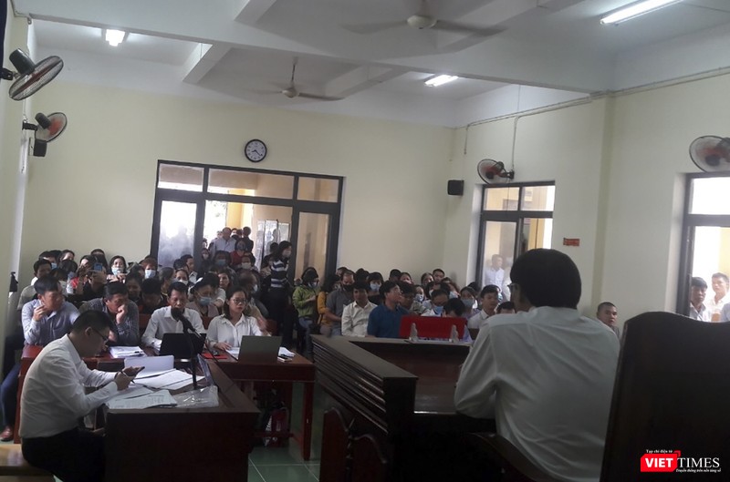 Quang cảnh phiên tòa