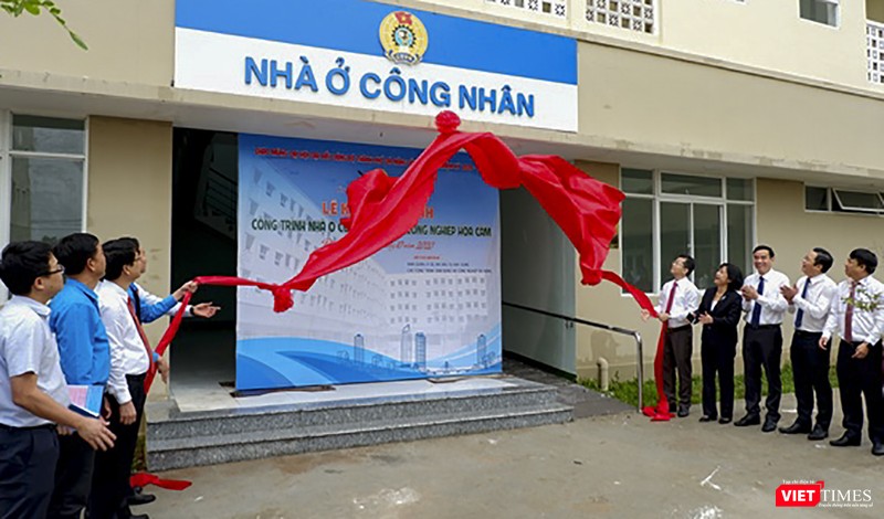 Lãnh đạo Thành uỷ, UBND TP Đà Nẵng và các cơ quan liên quan tại sự kiện đưa trình nhà ở cho công nhân khu công nghiệp Hoà Cầm vào hoạt động