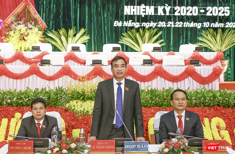 Ông Lê Trung Chinh – Phó Bí thư Thành uỷ Đà Nẵng, Phó Chủ tịch Thường trực UBND TP Đà Nẵng chỉ trì buổi họp báo