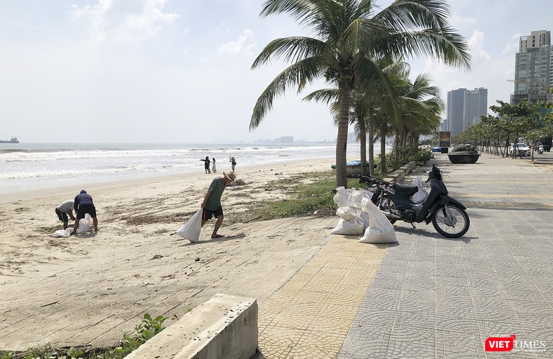 Người dân xúc cát bỏ bao để chằng nhà cửa