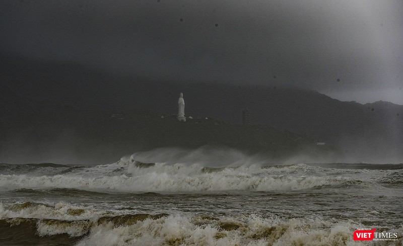 Sóng biển cao 3-4 mét