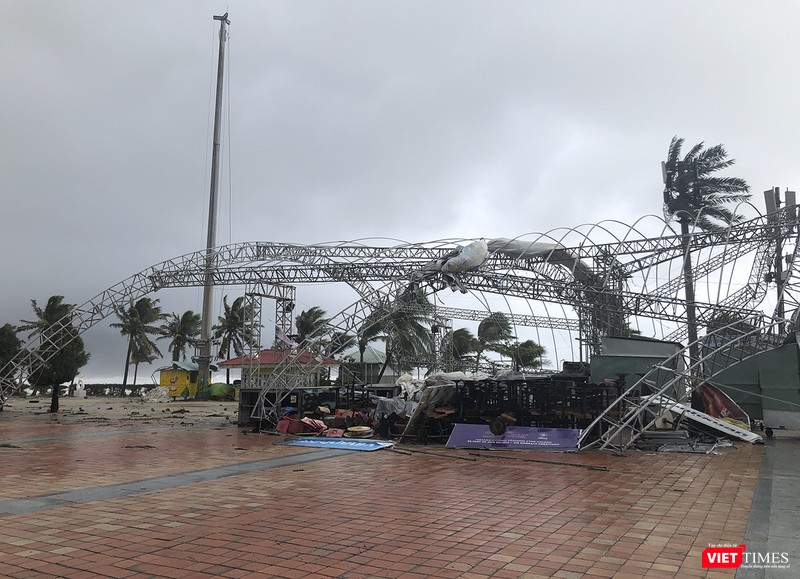 Hệ thống mái vòm sân khấu ngoài trời tại Công viên Biển Đông bị gió bão giật sập