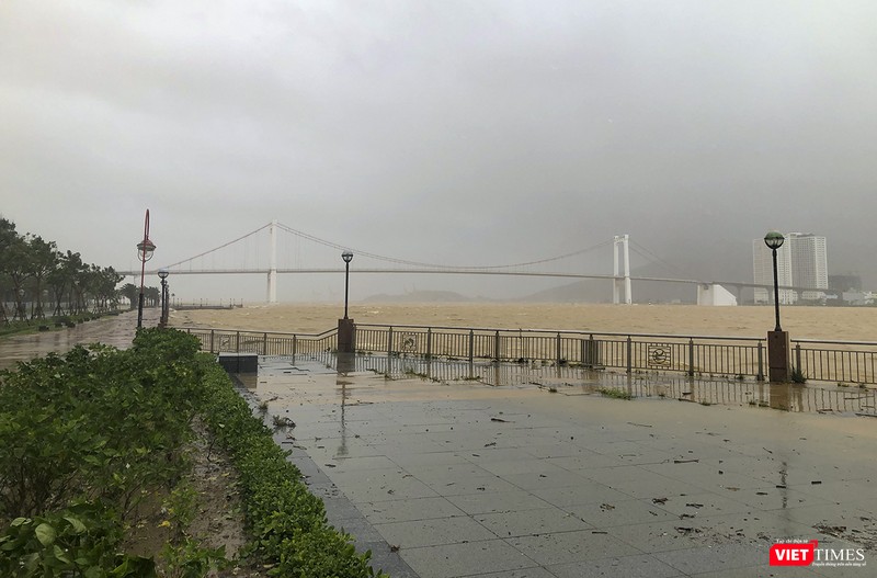 Nước sông Hàn dâng cao, mấp mé vỉa hè đường Như Nguyệt