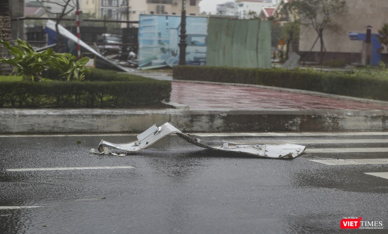 Tôn từ các công trình bị gió xé toang, quăng ra giữa đường
