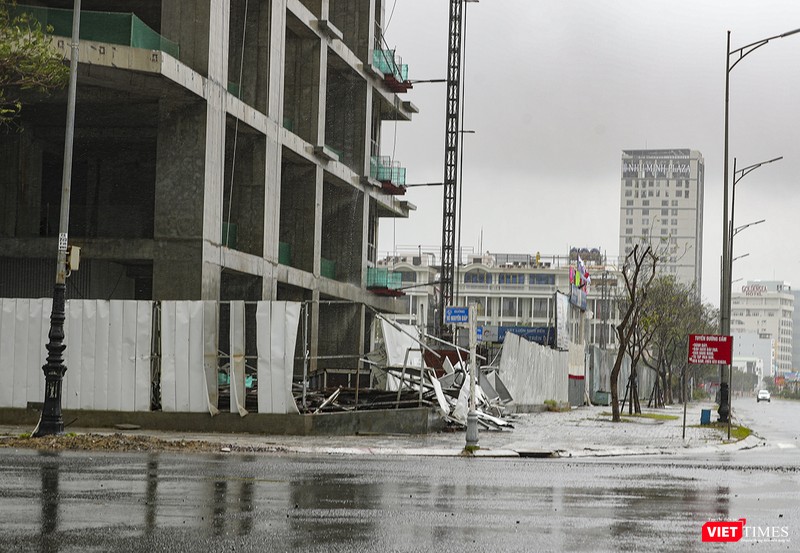 Một đoạn tường rào công trình trên đường Phạm Văn Đồng bị đỗ ngã