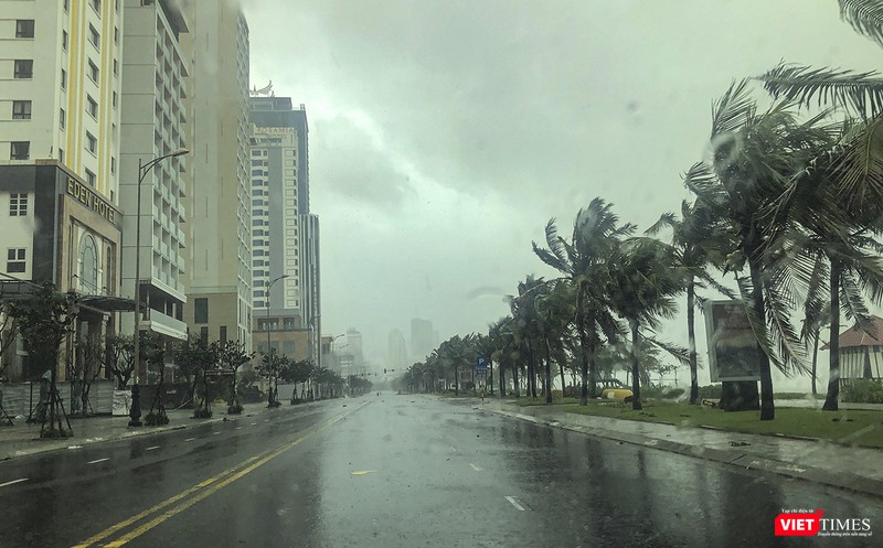 Đường ven biển Võ Nguyên Giáp hứng chịu từng đợt gió giật mạnh