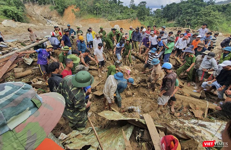 Hiện trường triển khai công tác tìm kiếm các nạn nhân mất tích trong vụ sạt lở ở Trà Leng (Quảng Nam)