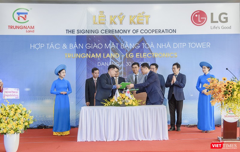 Quang cảnh lễ ký kết bàn giao mặt bằng toà nhà DITP Tower (Đà Nẵng) cho LG Electronics để tập đoàn này xây dựng Trung tâm R&D tại Đà Nẵng.