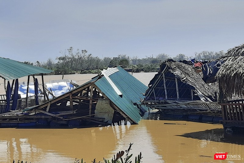 Bão số 9 nhấn chìm nhiều ngôi nhà của người dân miền Trung